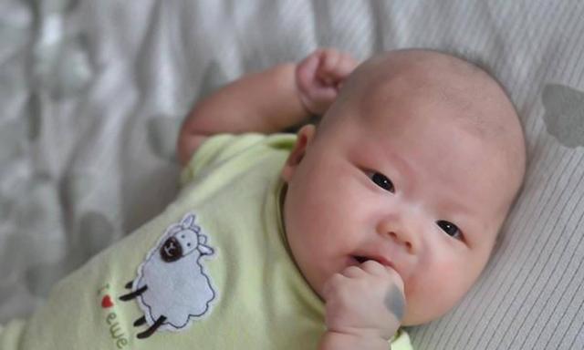 婴儿无色素痣图片和无色素痣的区别（婴儿无色素痣图片论坛）